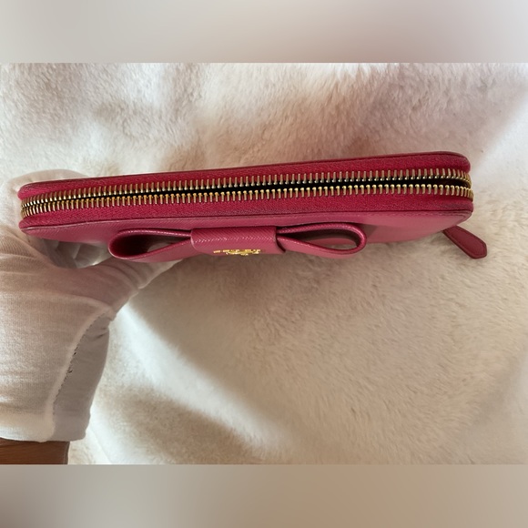 Beautiful Prada Safiano Bow Wallet - Picture 4 of 15